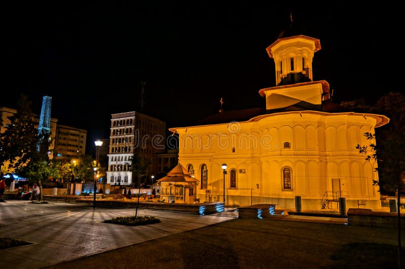 Iglesia en luz de la noche imagen de archivo Iglesia en luz de la noche imagen de archivo