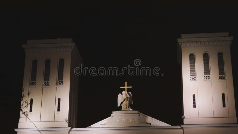 Iglesia luterana de saint peter noche exterior turista europeo
