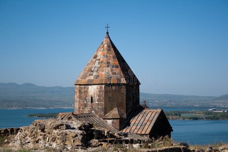 Iglesia medieval en el lago Sevan, Armenia fotografía de archivo Iglesia medieval en el lago Sevan, Armenia fotografía de archivo