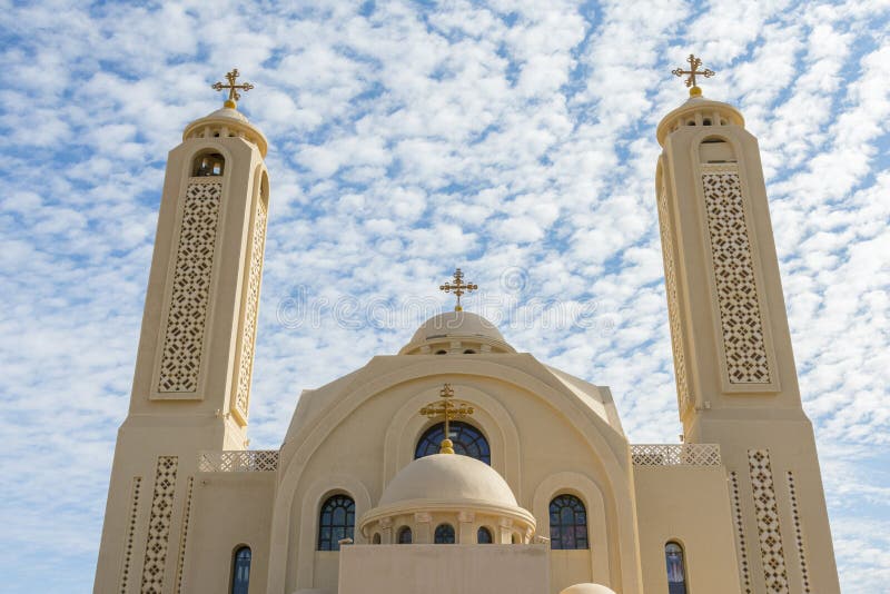 Iglesia Ortodoxa Copta En Sharm El Sheikh, Egipto Contra El Telón De Fondo De Un Hermoso Cielo Con Nubes Iglesia De Todos Los San Foto de archivo - Imagen de nubes, iglesia: Iglesia Ortodoxa Copta En Sharm El Sheikh, Egipto Contra El Telón De Fondo De Un Hermoso Cielo Con Nubes Iglesia De Todos Los San Foto de archivo - Imagen de nubes, iglesia: