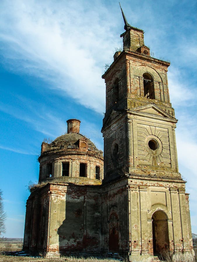 Iglesia ortodoxa destruida de San Nicolás en el pueblo de Olchi en la región de Kaluga de Rusia fotografía de archivo Iglesia ortodoxa destruida de San Nicolás en el pueblo de Olchi en la región de Kaluga de Rusia fotografía de archivo