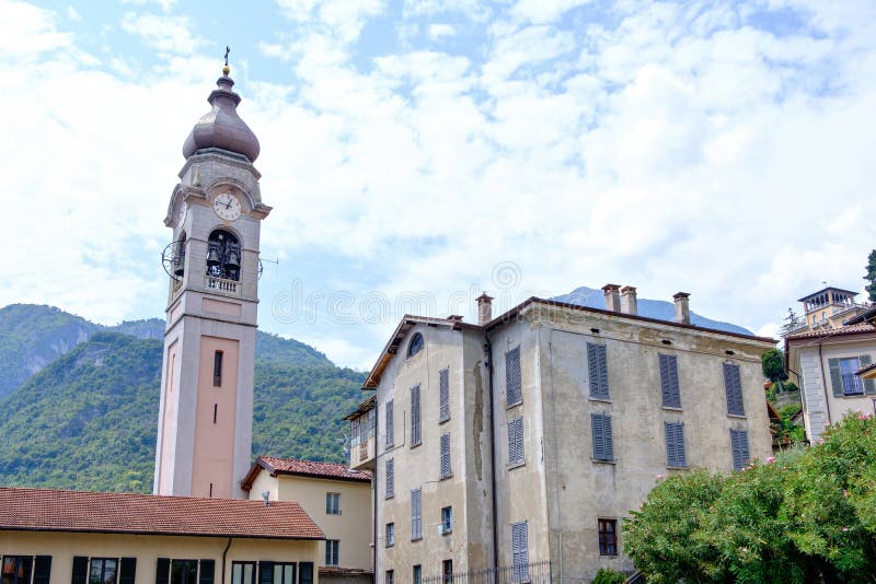 Iglesia parroquial de Santo Stefano y de la ciudad foto de archivo libre de regalías Iglesia parroquial de Santo Stefano y de la ciudad foto de archivo libre de regalías