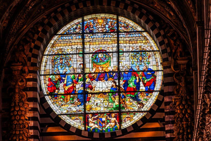 Iglesia Siena Italy de la catedral del vitral de la ventana de Jesus Christ Last Supper Rose imagen de archivo Iglesia Siena Italy de la catedral del vitral de la ventana de Jesus Christ Last Supper Rose imagen de archivo