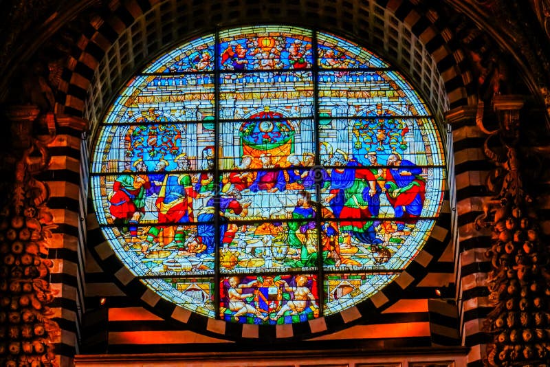 Iglesia Siena Italy de la catedral del vitral de la ventana de Jesus Christ Last Supper Rose imagen de archivo Iglesia Siena Italy de la catedral del vitral de la ventana de Jesus Christ Last Supper Rose imagen de archivo