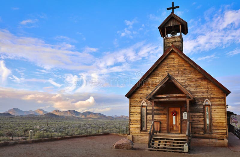 Iglesia vieja en el pueblo fantasma del yacimiento de oro en Arizona