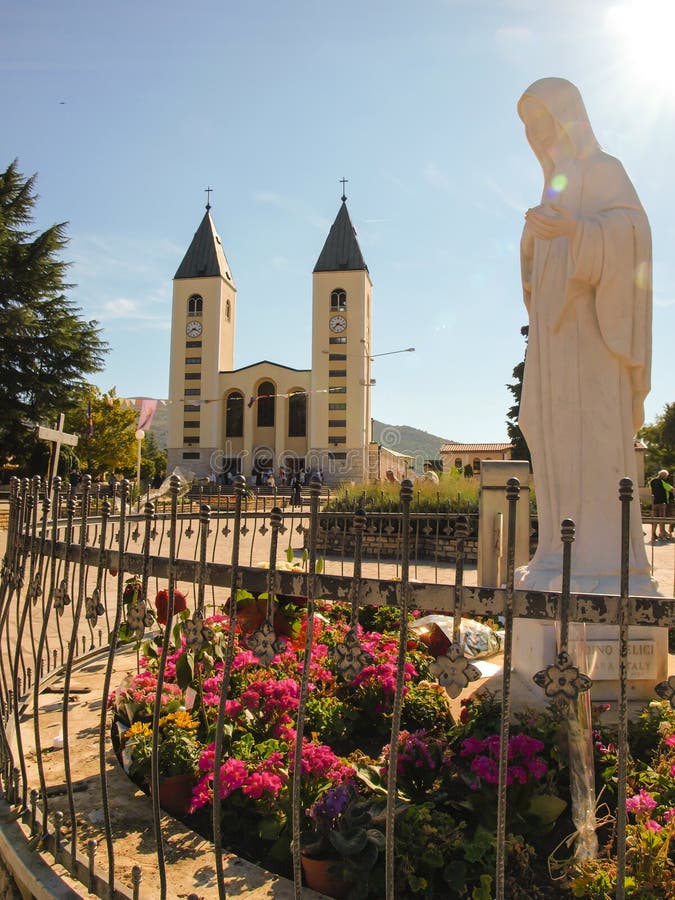 Iglesia y estatua de Madonna de Medjugorje imágenes de archivo libres de regalías Iglesia y estatua de Madonna de Medjugorje imágenes de archivo libres de regalías