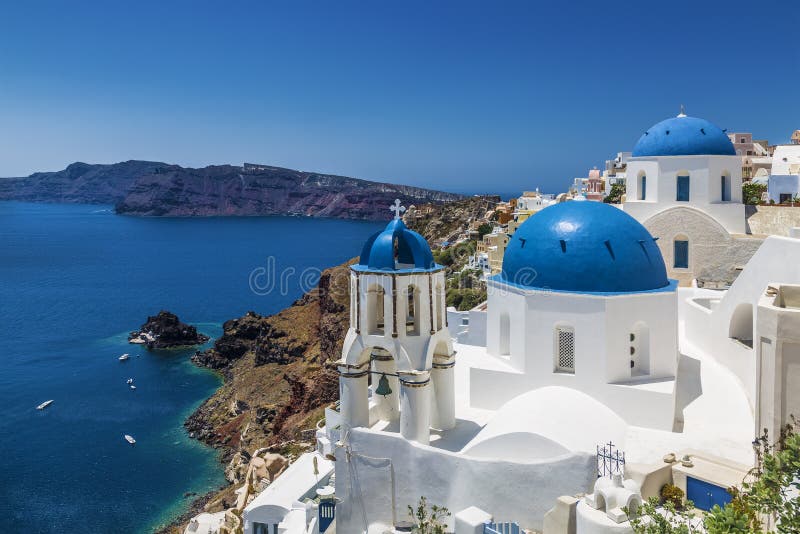 Iglesias abovedadas azules en el pueblo de Oia, Santorini Thira, islas de Cícladas, Mar Egeo