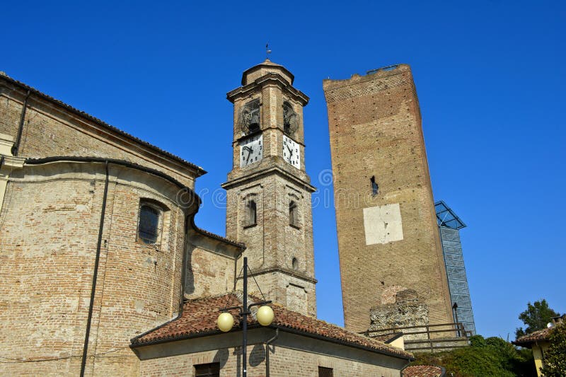 Iglica San Giovanni Battista kościół i średniowieczny zegarka wierza, Barbaresco fotografia stock Iglica San Giovanni Battista kościół i średniowieczny zegarka wierza, Barbaresco fotografia stock