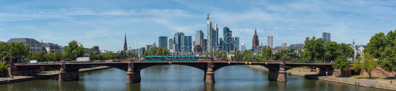 Ignas Bubis-brug met skyline, Frankfurt, Duitsland stock foto's