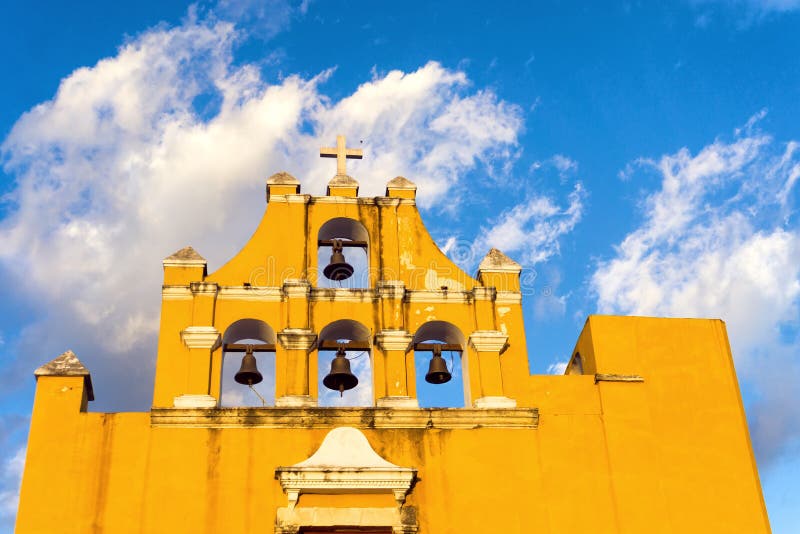 Igreja amarela em Campeche fotos de stock Igreja amarela em Campeche fotos de stock