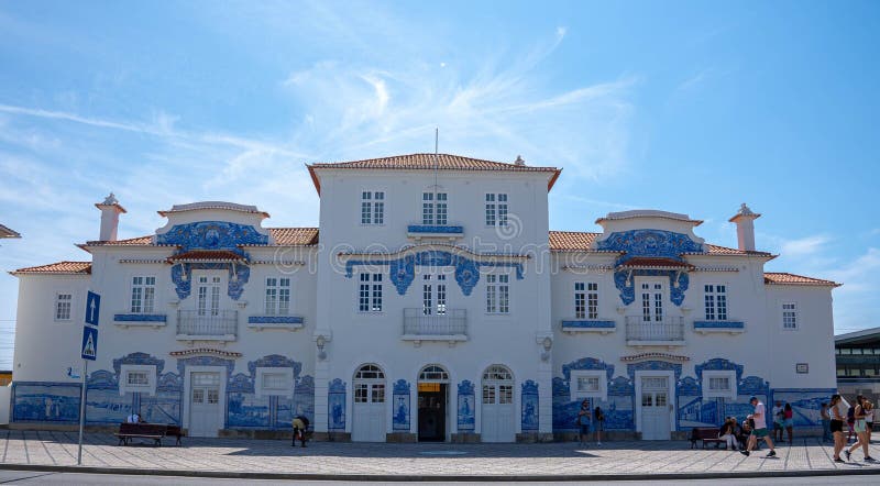 Igreja aveiro com tilework e arquitetura barroca numa rua movimentada em aveiro portugal imagem de stock