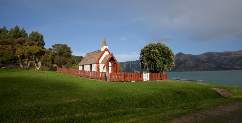 Igreja bonita em Akaroa Nova Zelândia imagens de stock Igreja bonita em Akaroa Nova Zelândia imagens de stock