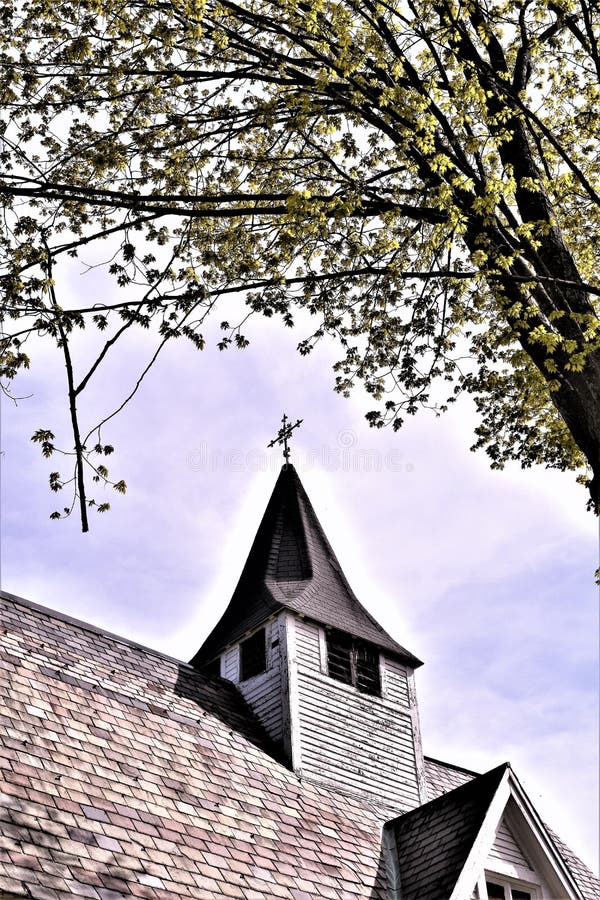 Igreja Católica e torre velhas em Groton, Massachusetts, Estados Unidos foto de stock royalty free Igreja Católica e torre velhas em Groton, Massachusetts, Estados Unidos foto de stock royalty free