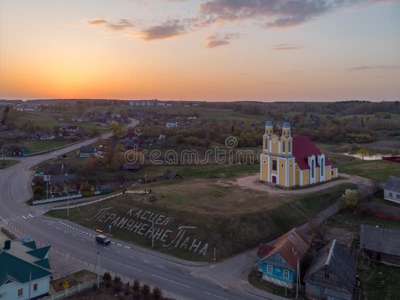 A igreja católica à luz do sol Krevo, Bielorrússia fotografia de stock A igreja católica à luz do sol Krevo, Bielorrússia fotografia de stock