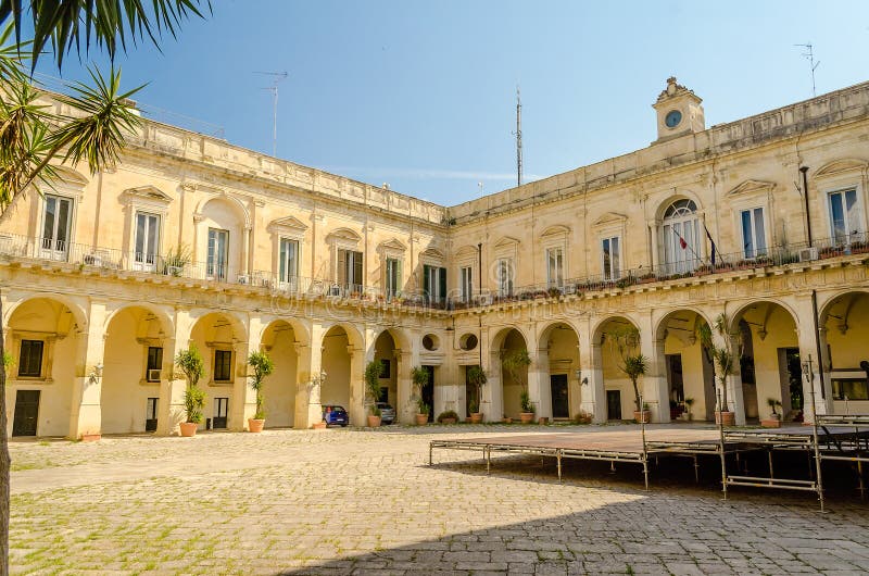 Igreja da cruz santamente, claustro Lecce, Itália imagens de stock Igreja da cruz santamente, claustro Lecce, Itália imagens de stock