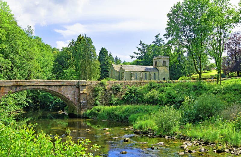 Igreja da ponte e do St Peter de Askham, Askham, Cumbria fotografia de stock