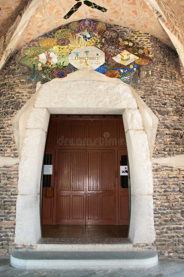 A igreja da porta de Colònia Güell