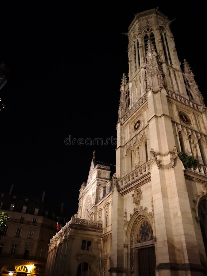 Igreja de Auxerrois do ` de Saint-Germano-l em Paris, França imagem de stock Igreja de Auxerrois do ` de Saint-Germano-l em Paris, França imagem de stock
