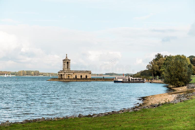 Igreja de Normanton em Rutland Water Park, Inglaterra fotografia de stock Igreja de Normanton em Rutland Water Park, Inglaterra fotografia de stock
