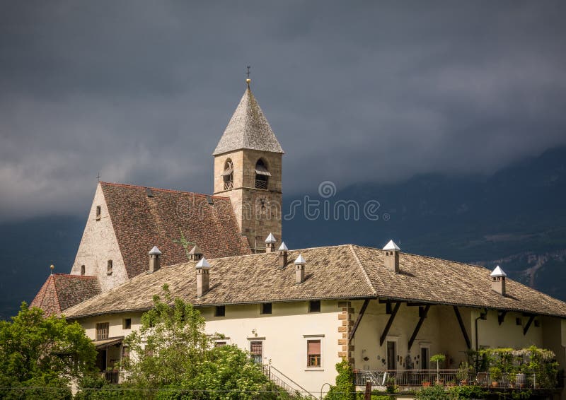 Igreja de nossa senhora da casa de campo, uma das igrejas góticos atrasadas as mais finas em Tirol fotografia de stock royalty free Igreja de nossa senhora da casa de campo, uma das igrejas góticos atrasadas as mais finas em Tirol fotografia de stock royalty free