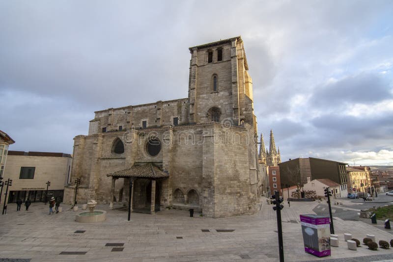 Igreja de San Esteban no centro histórico da cidade Burgos