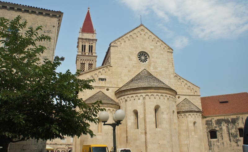 A igreja de St Barbara e a torre de Bell de St Lawrence Cathedral arquitetura bonita na cidade velha, dia ensolarado, Trogir, fotografia de stock royalty free A igreja de St Barbara e a torre de Bell de St Lawrence Cathedral arquitetura bonita na cidade velha, dia ensolarado, Trogir, fotografia de stock royalty free
