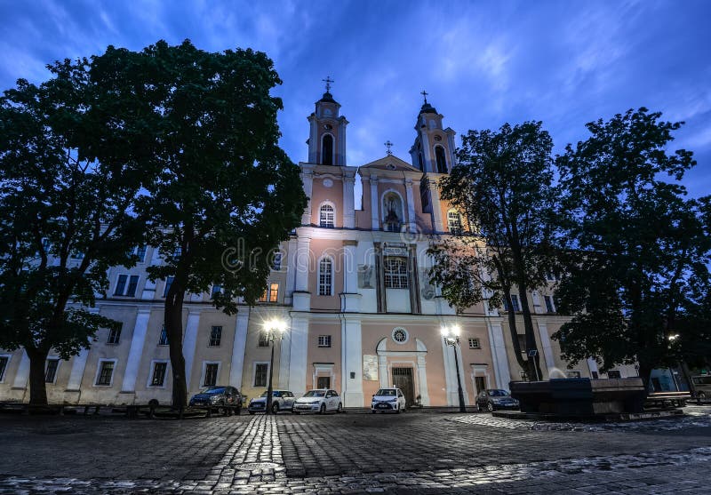 A igreja de St Francis Xavier ? ficada situada na cidade velha de Kaunas, Litu?nia imagem de stock royalty free A igreja de St Francis Xavier ? ficada situada na cidade velha de Kaunas, Litu?nia imagem de stock royalty free