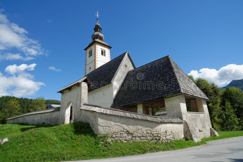 Igreja de St John o batista, lago Bohinj, Eslovênia imagens de stock royalty free Igreja de St John o batista, lago Bohinj, Eslovênia imagens de stock royalty free