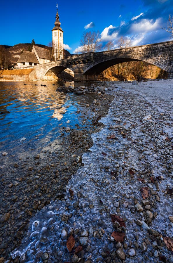 Igreja de St John o batista, lago Bohinj, Eslovênia imagens de stock Igreja de St John o batista, lago Bohinj, Eslovênia imagens de stock