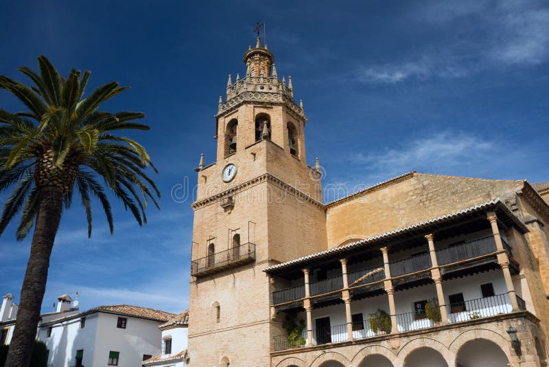 A igreja de St Mary é a igreja principal da cidade espanhola de Ronda e do museu Paredes de pedra velhas Dia ensolarado morno imagens de stock A igreja de St Mary é a igreja principal da cidade espanhola de Ronda e do museu Paredes de pedra velhas Dia ensolarado morno imagens de stock