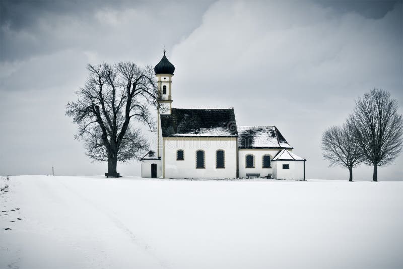 Igreja na paisagem de inverno imagens de stock