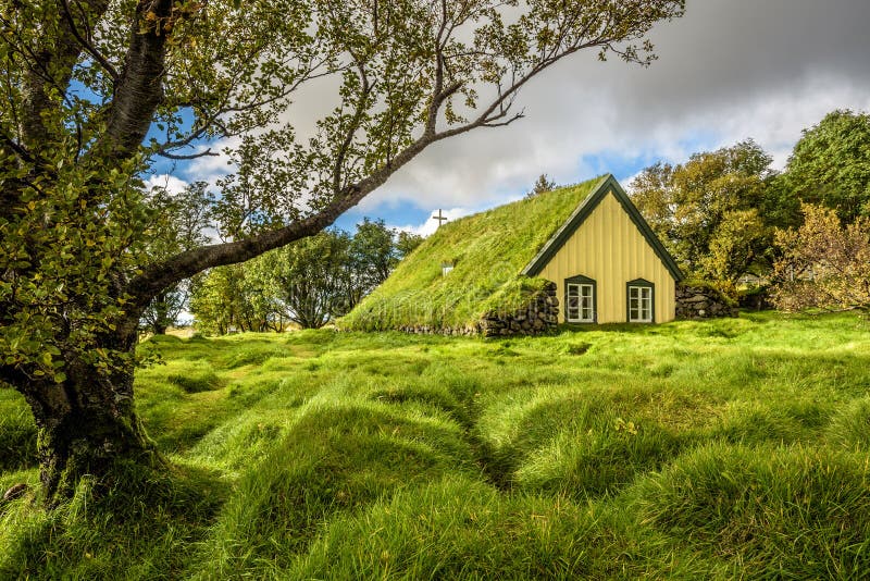 Igreja do relvado na vila islandêsa de Hof, Skaftafell Islândia