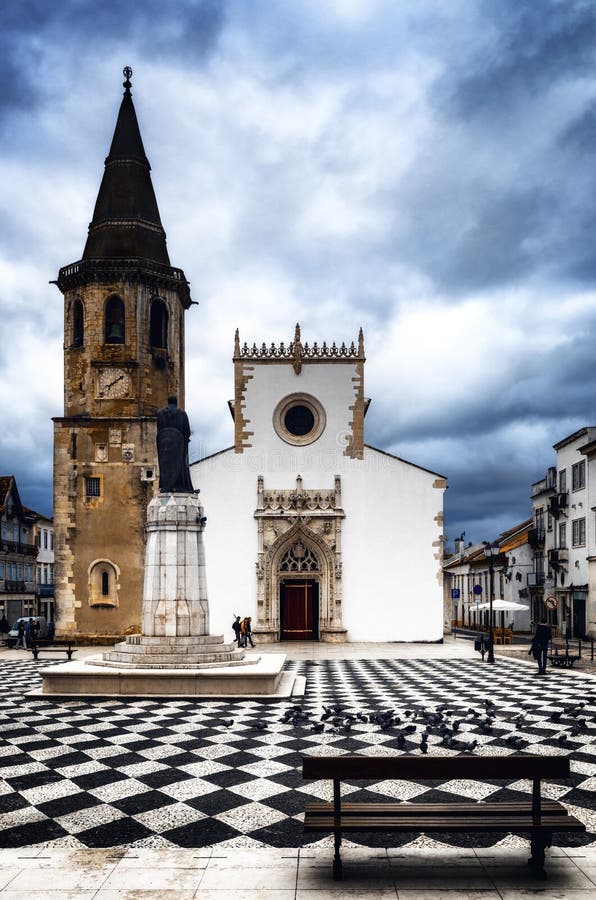 Igreja do Sao Joao Batista em Praca a Dinamarca Republica, quadrado principal de Tomar, Portugal imagens de stock Igreja do Sao Joao Batista em Praca a Dinamarca Republica, quadrado principal de Tomar, Portugal imagens de stock