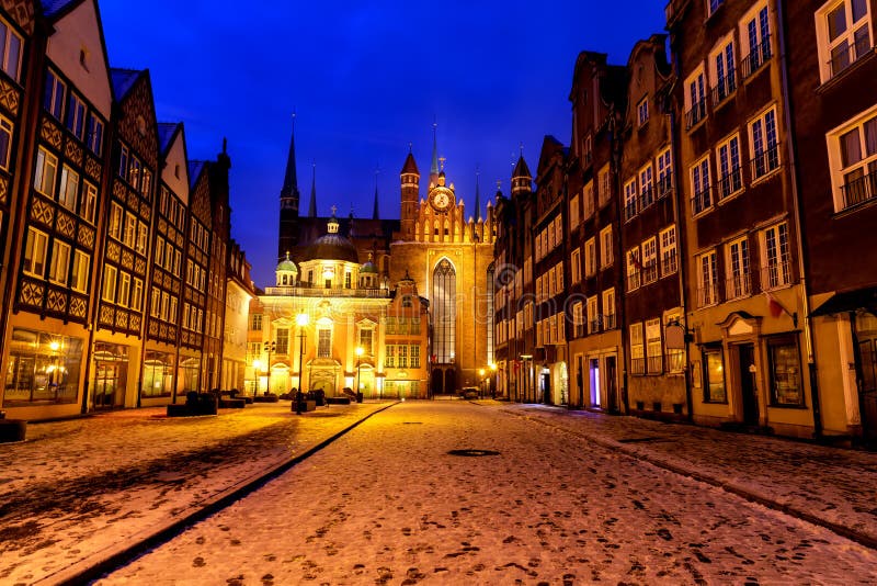 A igreja e a capela real de St Mary de Gdansk, opinião do inverno da noite, tempo do Natal, Polônia imagens de stock royalty free A igreja e a capela real de St Mary de Gdansk, opinião do inverno da noite, tempo do Natal, Polônia imagens de stock royalty free