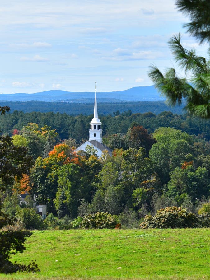 Igreja e torre velhas em um dia em parte nebuloso da queda em Groton, Massachusetts, o Condado de Middlesex, Estados Unidos Queda foto de stock royalty free Igreja e torre velhas em um dia em parte nebuloso da queda em Groton, Massachusetts, o Condado de Middlesex, Estados Unidos Queda foto de stock royalty free