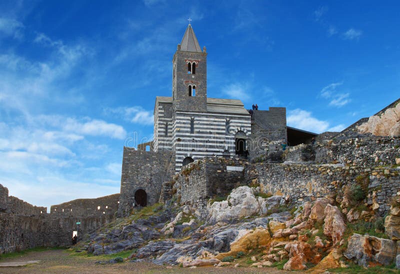 Igreja gótico de St Peter em uma rocha alta em Porto Venere, Itália fotografia de stock Igreja gótico de St Peter em uma rocha alta em Porto Venere, Itália fotografia de stock