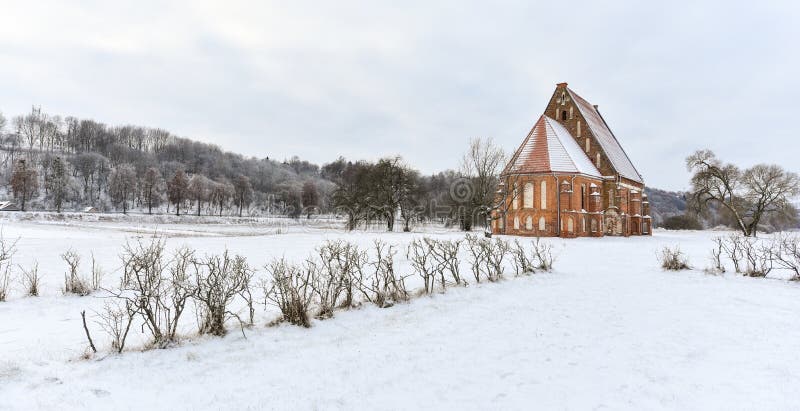 Igreja gótico velha, paisagem do inverno, Zapyskis, Lituânia fotografia de stock Igreja gótico velha, paisagem do inverno, Zapyskis, Lituânia fotografia de stock