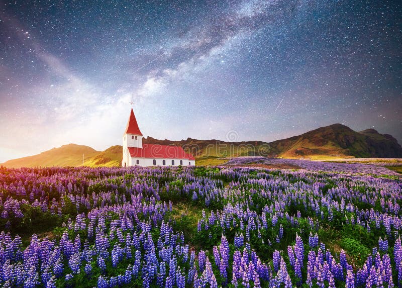 Igreja luterana bonita da colagem em Vik sob o céu estrelado fantástico islândia