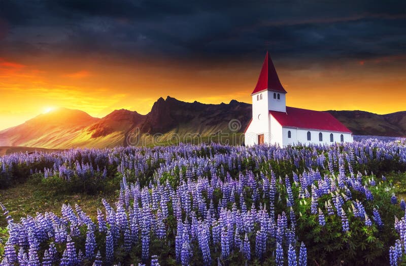 Igreja luterana em Vik Por do sol fantástico islândia fotografia de stock Igreja luterana em Vik Por do sol fantástico islândia fotografia de stock