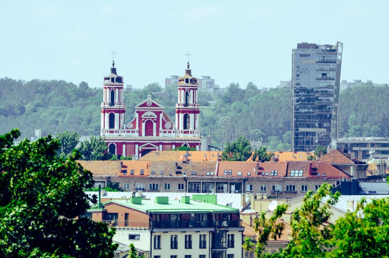 Igreja na cidade com o parque foto de stock royalty free Igreja na cidade com o parque foto de stock royalty free
