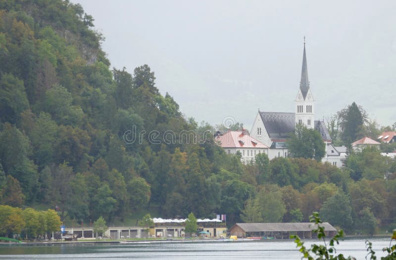 Igreja na ilha no meio do lago sangrado, Eslovênia foto de stock Igreja na ilha no meio do lago sangrado, Eslovênia foto de stock