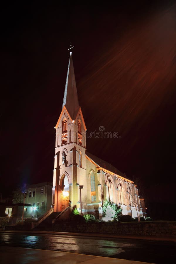 Igreja na noite fotografia de stock Igreja na noite fotografia de stock