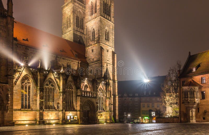 Igreja nevoenta de Sebaldus da noite de Nuremberg-Alemanha Igreja nevoenta de Sebaldus da noite de Nuremberg-Alemanha