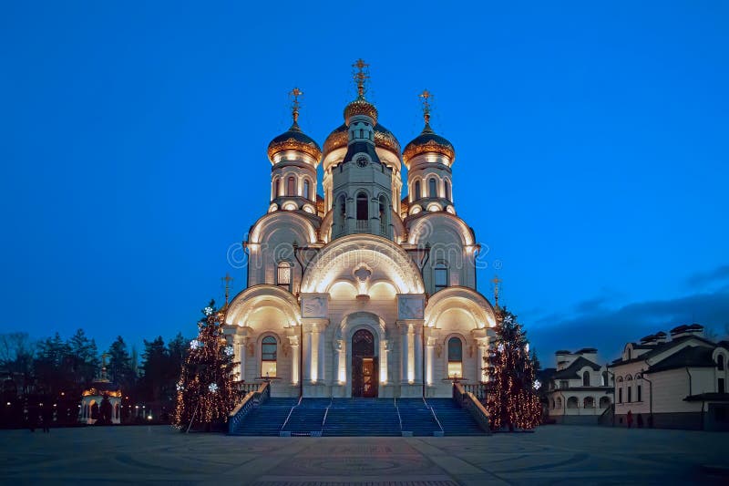 Igreja ortodoxa - catedral do esmagamento Gorlovka, Ucrânia Noite de Natal do inverno fotografia de stock Igreja ortodoxa - catedral do esmagamento Gorlovka, Ucrânia Noite de Natal do inverno fotografia de stock