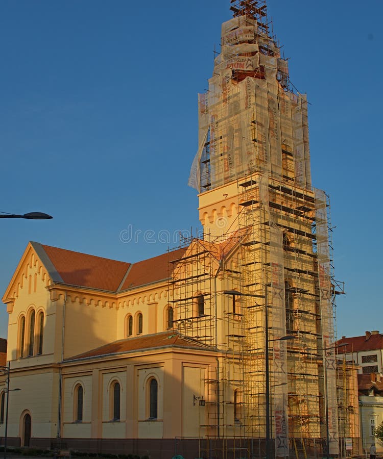 Igreja ortodoxa com a torre em processo da reconstrução imagem de stock royalty free Igreja ortodoxa com a torre em processo da reconstrução imagem de stock royalty free