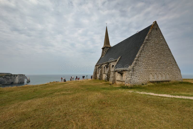 Igreja pequena de Etretat nos penhascos da costa do alabastro em Normandy imagem de stock Igreja pequena de Etretat nos penhascos da costa do alabastro em Normandy imagem de stock