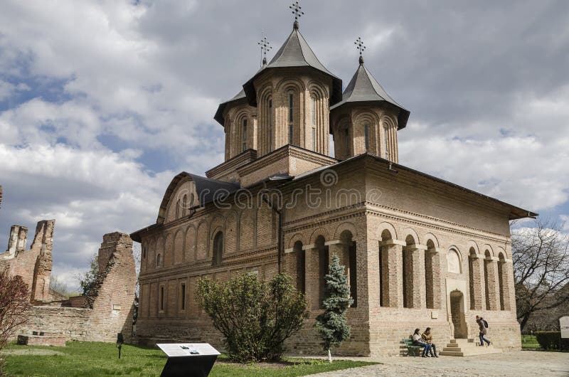 Igreja real em Targoviste, Romênia fotografia de stock Igreja real em Targoviste, Romênia fotografia de stock