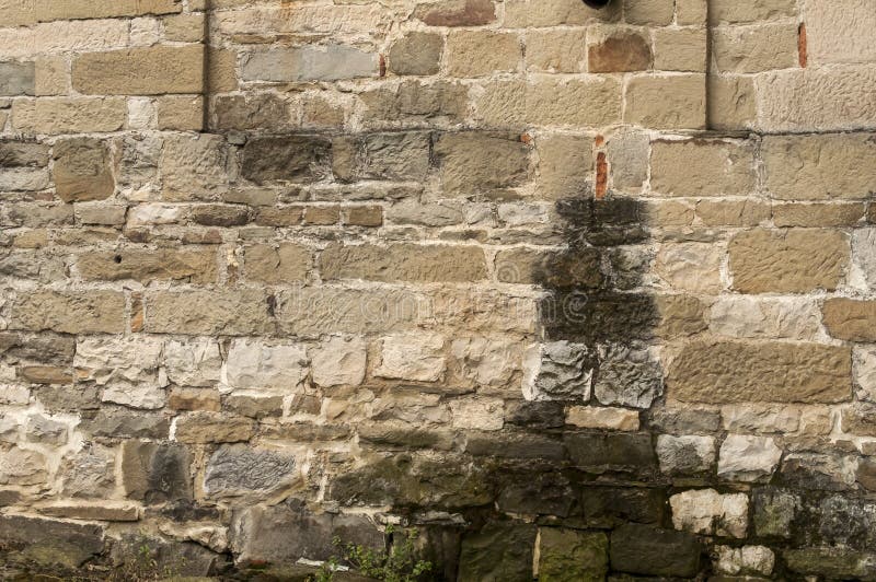 A igreja resistida velha obstrói-se foto de stock