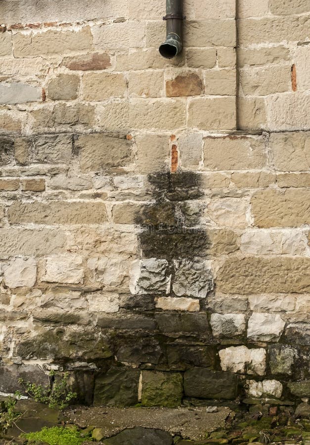 A igreja resistida velha obstrói-se fotos de stock
