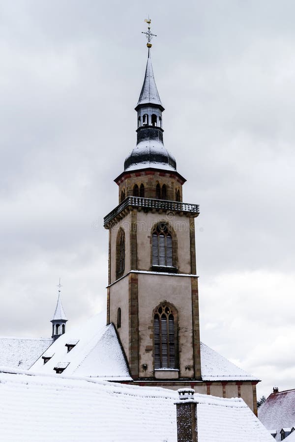 Igreja sobre a neve, dia do campo de inverno imagens de stock royalty free Igreja sobre a neve, dia do campo de inverno imagens de stock royalty free